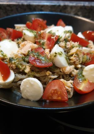 Una foto de Konjac de albahaca con pesto
