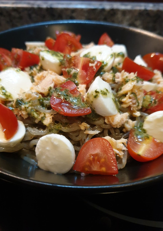 Una foto de Konjac de albahaca con pesto