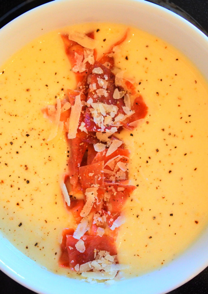 Una foto de Crema de coliflor con jamón y parmesano