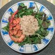 Arroz con salteado de calabacín, langostinos con curry y ensalada de brotes tiernos