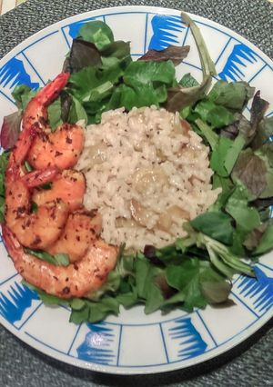 Una foto de Arroz con salteado de calabacín, langostinos con curry y ensalada de brotes tiernos