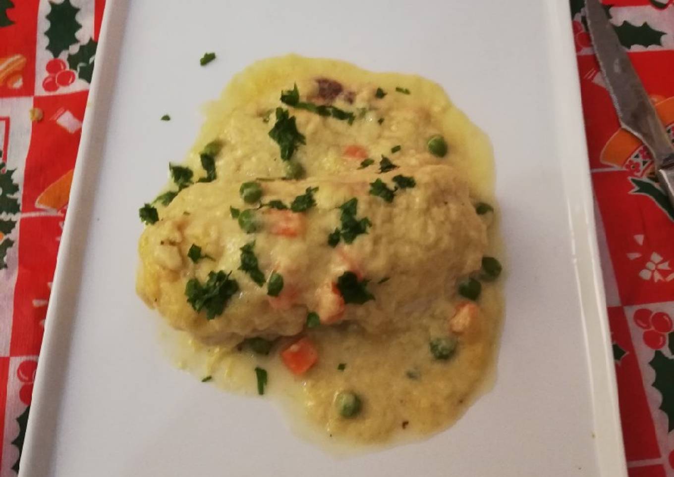 Merluza a la crema de puerros con guisantes