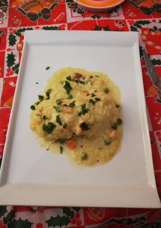 Una foto de Merluza a la crema de puerros con guisantes