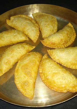 A picture of Gujarati style Ghughra/karanji/Gujjiya.