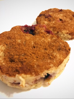 Una foto de Mug cake light o muffin de arándanos y avena al microondas