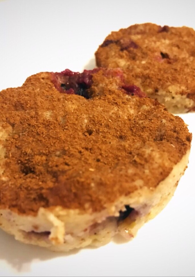 Una foto de Mug cake light o muffin de arándanos y avena al microondas