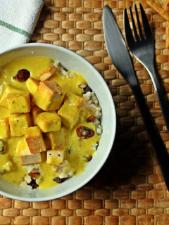 Una foto de Tofu al curry con arroz integral