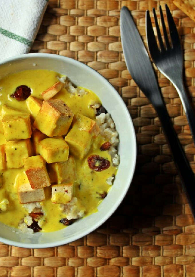 Una foto de Tofu al curry con arroz integral
