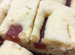 Una foto de Emmis torta con trozos de membrillo