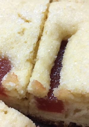 Una foto de Emmis torta con trozos de membrillo