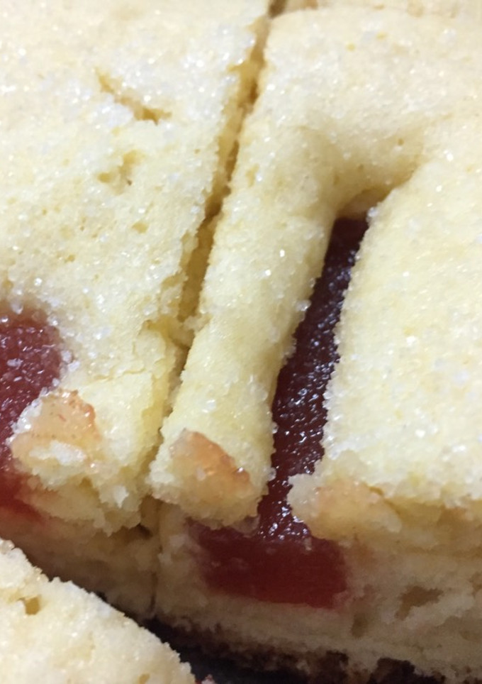 Una foto de Emmis torta con trozos de membrillo
