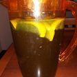 Agua infusionada con limón y alga espirulina