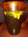 Agua infusionada con limón y alga espirulina