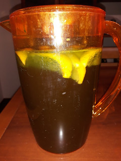Una foto de Agua infusionada con limón y alga espirulina