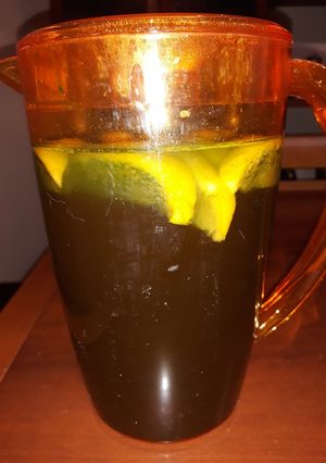 Foto principal de Agua infusionada con limón y alga espirulina