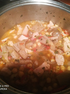 Una foto de Garbanzos con setas y pollo