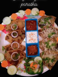 ચીઝ આલુ ગાર્લિક પરાઠા (Cheese Aloo Garlic Paratha Recipe In Gujarati) રેસીપી મુખ્ય ફોટો