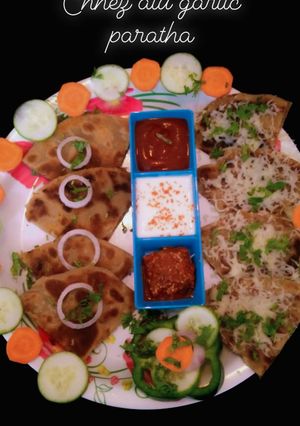 ચીઝ આલુ ગાર્લિક પરાઠા (Cheese Aloo Garlic Paratha Recipe In Gujarati) રેસીપી મુખ્ય ફોટો