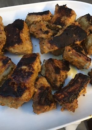 Une photo de Travers de porc grillés marinade tomates et épices (et piments verts recette plancha)