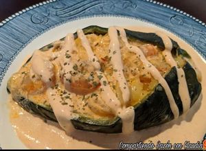 Una foto de CHILES RELLENOS DE Camarón CON CREMA DE CHIPOTLE🌺