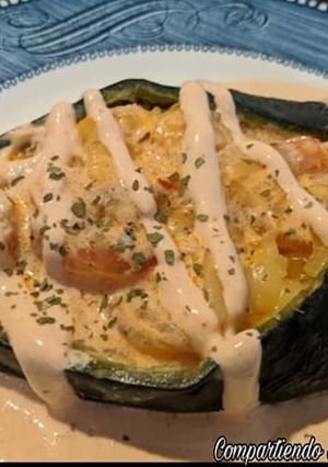 Una foto de CHILES RELLENOS DE Camarón CON CREMA DE CHIPOTLE🌺