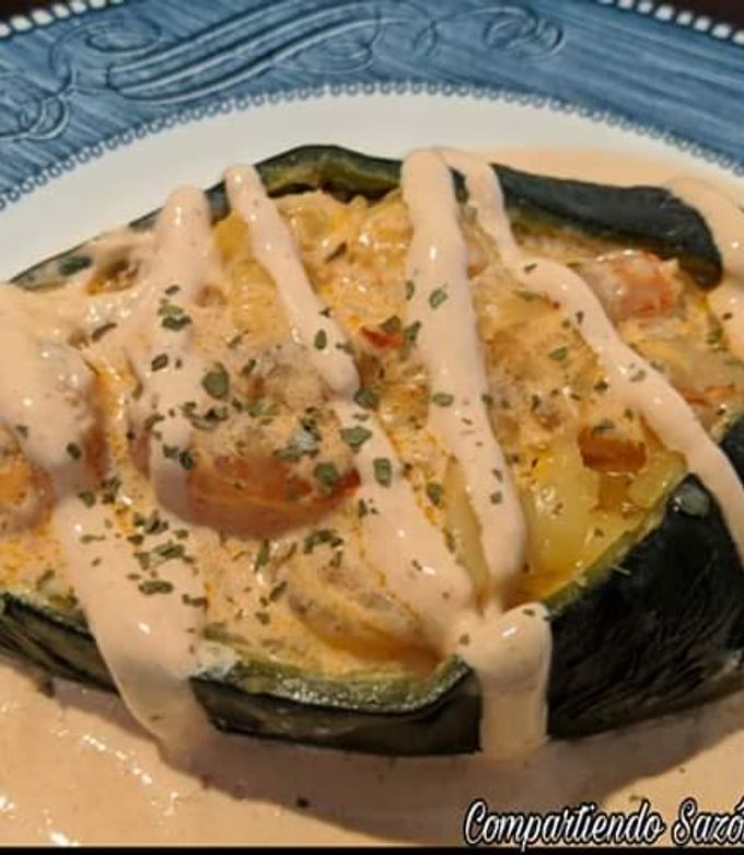 Una foto de CHILES RELLENOS DE Camarón CON CREMA DE CHIPOTLE🌺