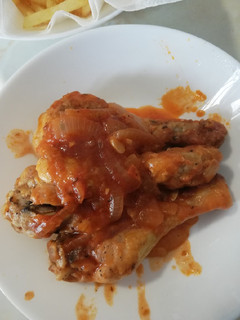 Una foto de Jamoncitos de pollo con tomate