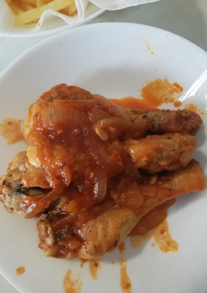 Una foto de Jamoncitos de pollo con tomate