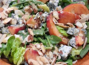 Una foto de Ensalada verde con melocotón y queso azul