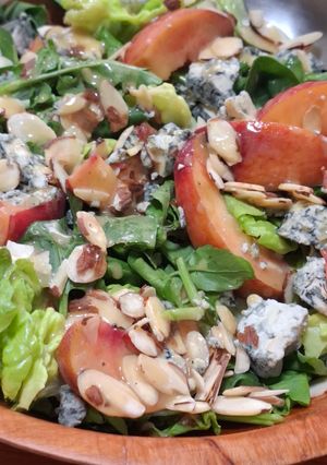 Una foto de Ensalada verde con melocotón y queso azul