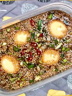 Hình của món Trứng lòng đào ngâm nước tương.