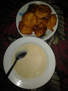 A picture of Garri and water yam akara.