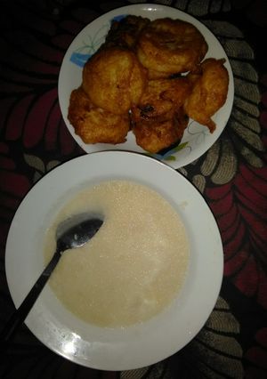 A picture of Garri and water yam akara.