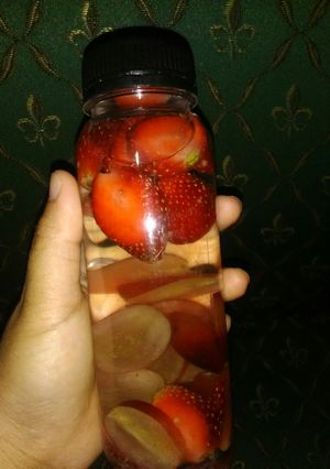 Foto resep Infused water (strawberry & anggur)