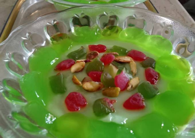 Green custard Jelly Trifle