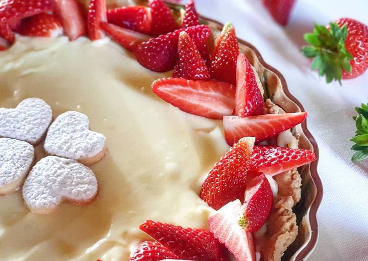 Crostata all'olio con fragole e crema chantilly