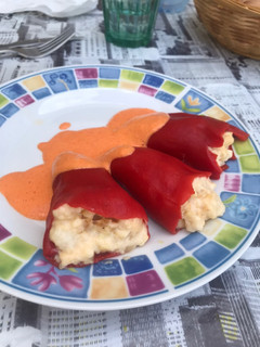 Una foto de Pimientos del piquillo rellenos de merluza y langostinos