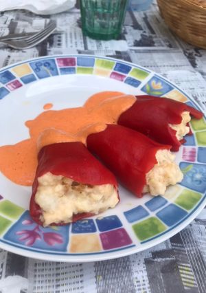 Una foto de Pimientos del piquillo rellenos de merluza y langostinos