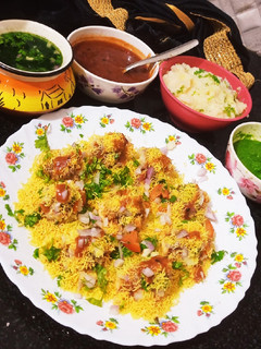 चटपटी आलू सेव पापड़ी चाट(chatpati aloo sev papdi chaat recipe in hindi) रेसिपी मुख्य फोटो