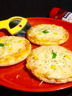 મિની ચિઝ પીઝા(mini cheese pizza recipe in gujarati) રેસીપી મુખ્ય ફોટો