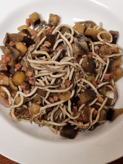 Una foto de Salteado de gulas, berenjenas y jamón