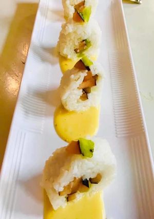 ફ્રૂટ શુશી રોલ્સ વિથ કેસર ઈલાઈચી સોસ (fruit sushi rolls with kesar ilichi sauce) રેસીપી મુખ્ય ફોટો