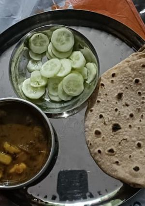 A picture of Aloo tamatar.