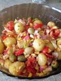 Ensalada de mini patatas con huevos de pava y guindillas semi picante