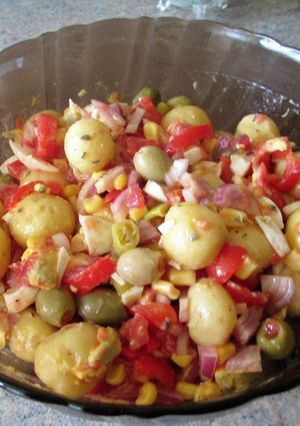 Una foto de Ensalada de mini patatas con huevos de pava y guindillas semi picante