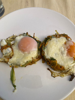 Una foto de Huevos al horno sobre base de verduras