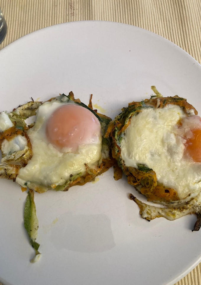 Una foto de Huevos al horno sobre base de verduras