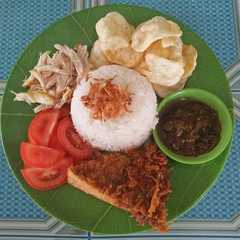 รูปของ Nasi putih, telor dadar, ayam suir, tomat iris dan sambal ijo 🍛
