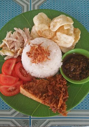Foto resep Nasi putih, telor dadar, ayam suir, tomat iris dan sambal ijo 🍛