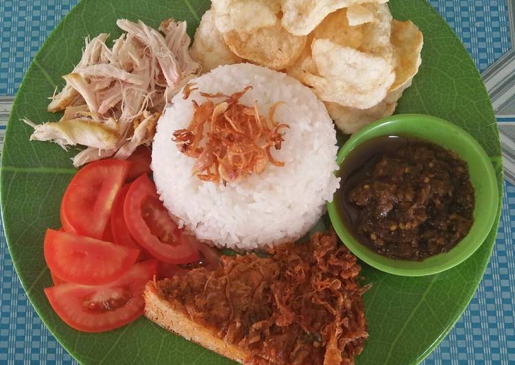 Nasi putih, telor dadar, ayam suir, tomat iris dan sambal ijo 🍛